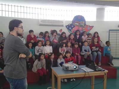 Los niños de la Ludoteca Municipal visitan la Biblioteca de Aguirre