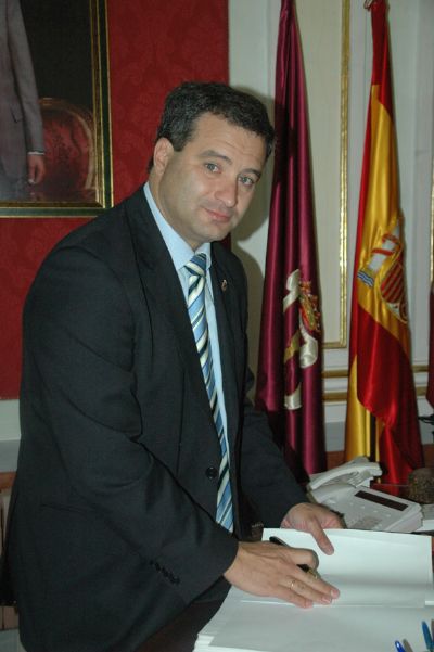 El alcalde de Cuenca, Francisco Javier Pulido,  les desea Feliz Navidad