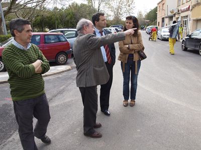 El alcalde visita obras de mejora que el Ayuntamiento ha realizado en el barrio de Tiradores