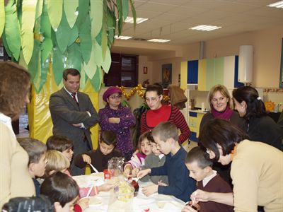 El alcalde felicita las Navidades a los 25 escolares que participan en un taller de cocina en el Centro de Formación al Consumidor