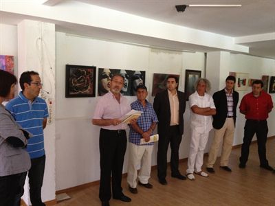 El alcalde visita la exposición “Artistas con la Alta Serranía Conquense” en Uña