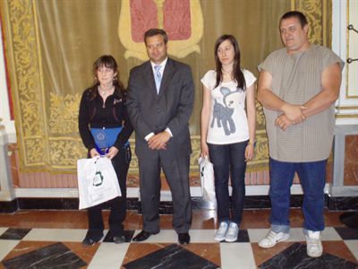 El alcalde recibe a las dos conquenses que se han proclamado campeonas de España de Kung Fu