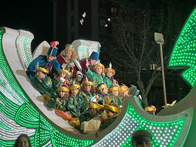 Una participativa Cabalgata de Reyes pone el broche al programa navideño de este año 