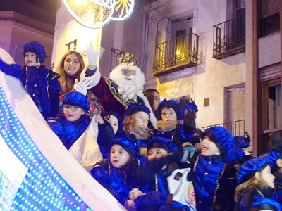 Los Reyes Magos reparten a los niños conquenses caramelos, alegría y fantasía en una Cabalgata mágica