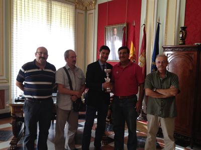 El alcalde recibe al campeón regional de Tiro con Arco 