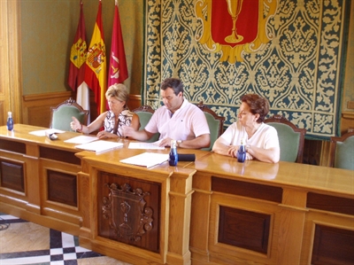 El alcalde firma un convenio con la Asociación de Amas de Casa Luzán