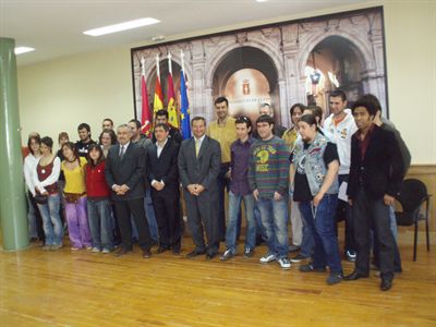 Los 30 primeros alumnos de los cursos del proyecto FORMATIC recibieron sus diplomas de manos del alcalde de Cuenca 

