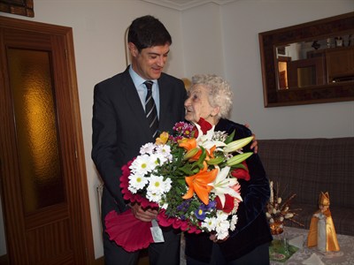 El alcalde felicita a Carmen Román García, una conquense que cumple cien años