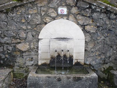 El agua de la fuente de los “Tres Caños” en la Ctra. de Palomera no es apta para consumo