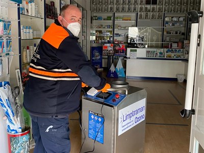 Bomberos y Protección Civil del Ayuntamiento de Cuenca desinfectan las 28 farmacias de la capital