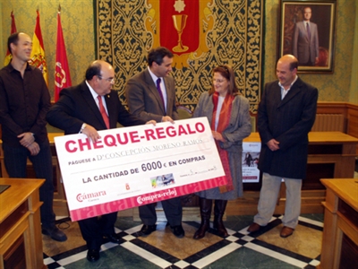 El alcalde y el presidente de la Cámara entregan un cheque de 6.000 euros a Concepción Moreno