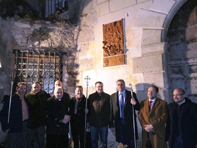 Mariscal felicita a la Hermandad de la Negación de San Pedro por su XXV Aniversario en el descubrimiento de una placa