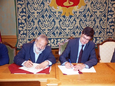 Ávila y De la Osa firman el contrato de arrendamiento del Mesón Casas Colgadas
