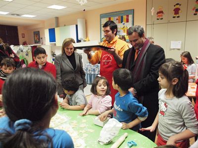 El alcalde felicita las Navidades a los niños del Taller de Cocina del Centro del Consumidor