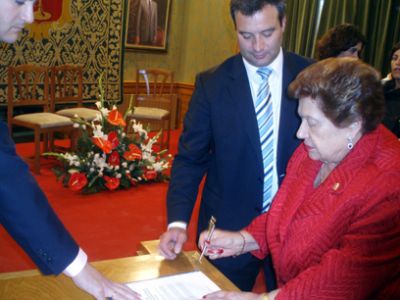 El alcalde traslada el pésame a la familia Yúfera-Recuenco por la muerte de María Recuenco