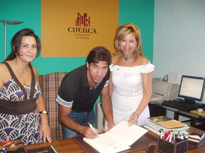 Cayetano Rivera Ordóñez firma su adhesión de apoyo a la candidatura de Cuenca para la Capitalidad Cultural Europea en el año 2016