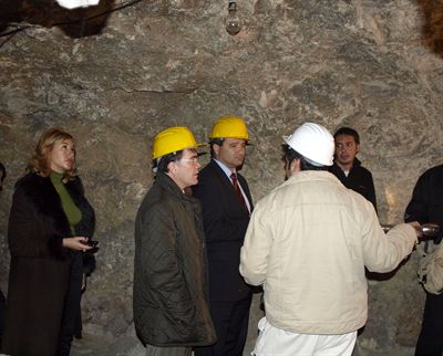 El alcalde visita uno de los túneles usados durante la Guerra Civil que recuperará el Ayuntamiento