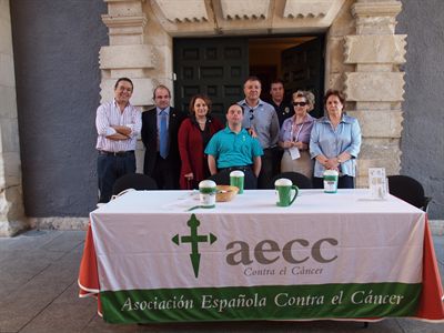 Miembros de la Corporación visitan la mesa de cuestación de la AECC en la Plaza Mayor
