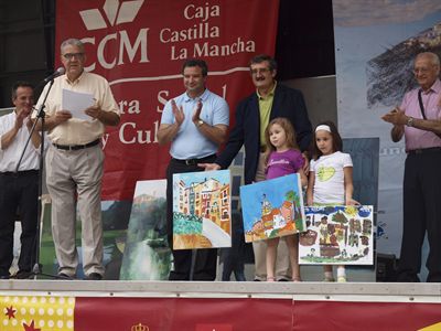 El alcalde entrega a Miguel Carlos Montesinos el primer premio del IX Certamen de Pintura Rápida organizado por CCM con la colaboración del Ayuntamiento