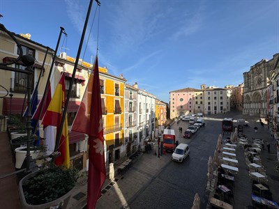 Las banderas del Ayuntamiento de Cuenca ondean a media asta en señal de duelo por los fallecidos a causa de la DANA