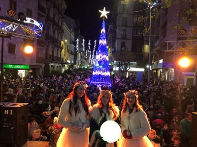 Decenas de niños y niñas ayudan al Hada de la Navidad a encender las luces ornamentales en Carretería