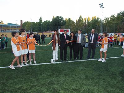 Los 450 alumnos de la Escuela Municipal de Fútbol estrenan el nuevo césped artificial de la Beneficencia