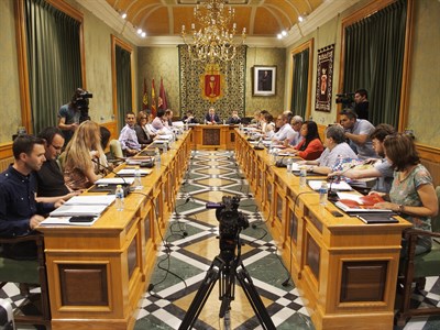 El Pleno aprueba el pago de 629,02 euros a los trabajadores laborales fijos del Ayuntamiento