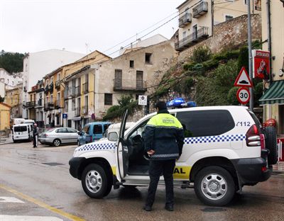 La Policía Local de Cuenca denuncia a establecimientos por venta de alcohol a menores y a varios jóvenes por miccionar en la vía pública y por alterar la señalización en Carretería