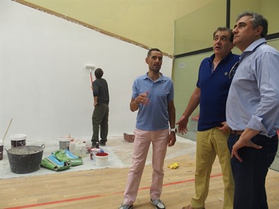 El alcalde comprueba que las pistas de squash están listas para el Campeonato de España que comienza el viernes