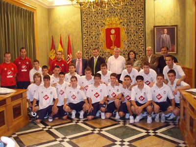 El alcalde felicita a los jugadores juveniles de la UB Conquense por su ascenso a la División de Honor