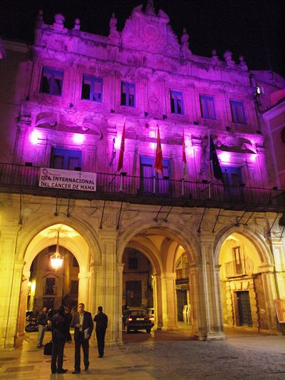 El Ayuntamiento de Cuenca se suma a la campaña contra el cáncer de mama