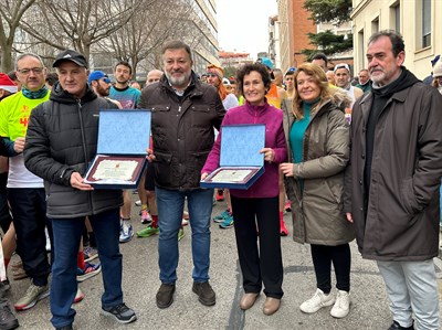 El Ayuntamiento de Cuenca homenajea a Ángel Valero y a Teresa Esteso, “historia viva” de la Carrera del Pavo