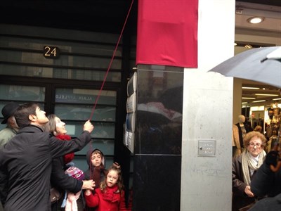 El alcalde descubre una placa conmemorativa en recuerdo del antiguo Café Colón