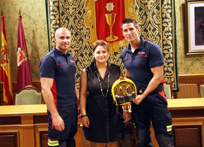 Toman posesión los dos nuevos bomberos-conductor que se han incorporado al Parque de Cuenca