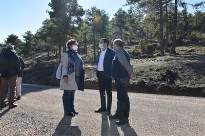 Moriana visita el camino entre Valdecabras y Buenache de la Sierra, en la que Diputación ha invertido 430.000 euros