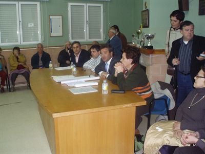 El alcalde se reunió con los vecinos de Tiradores para explicarles el proyecto de reforma de las calles B y C