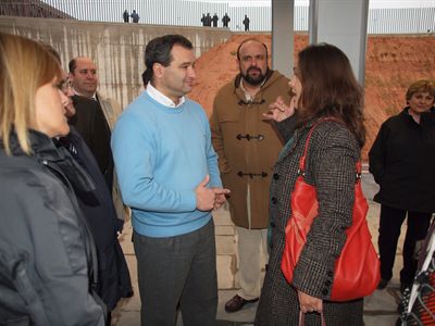 El alcalde ha dado la bienvenida a los primeros viajeros que han llegado en AVE a Cuenca en un día que ha calificado como "histórico" 