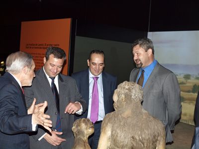 El alcalde de Cuenca inaugura la exposición Orígenes. Cinco hitos en la evolución humana