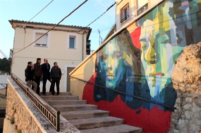 El alcalde visita los murales de arte urbano que han “coloreado” el paisaje urbano del barrio de San Antón