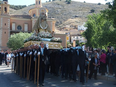La Virgen de la Luz recorre en procesión las calles de Cuenca acompañada de cientos de fieles