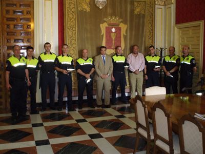 El alcalde recibe a los nuevos agentes de Policía Local en su primer día de prácticas