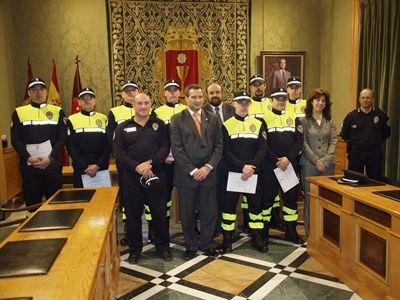 El alcalde felicita a los ocho nuevos agentes de movilidad en el acto de toma de posesión