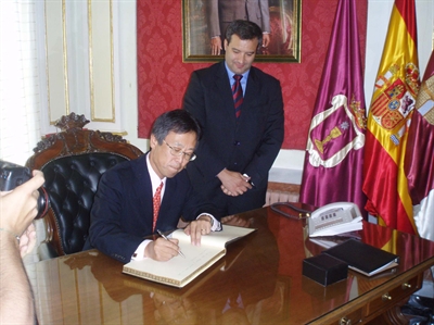 El  alcalde recibe al embajador de Japón en España en su visita a Cuenca