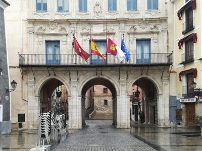 La fachada del Ayuntamiento de Cuenca se tiñe de azul en el Día Internacional de la Enfermería