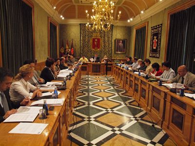 El Pleno aprueba reducciones en sueldos de alcalde, concejales y órganos directivos