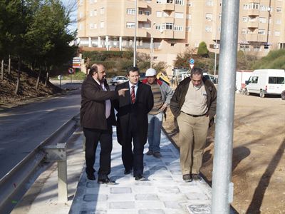 El Ayuntamiento prolonga en más de 160 metros la acera para unir las avenidas de la Cruz Roja Española y San Julián